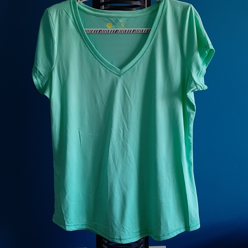 Xersion green short sleeved v-neck t-shirt EUC